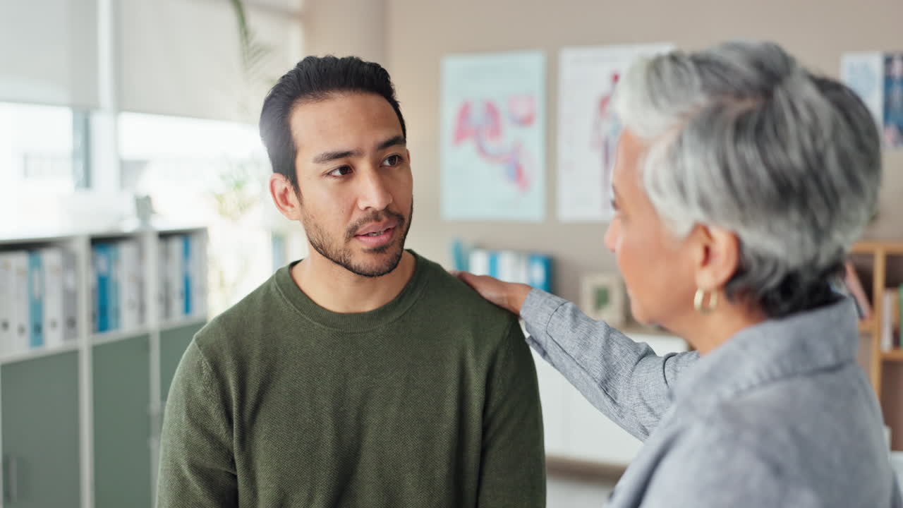un médico consolando a un paciente