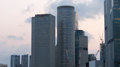 Cerca-De-Modernos-Rascacielos-En-El-Centro-Azrieli-Con-Torre-Circular,-Tel-Aviv-Israel