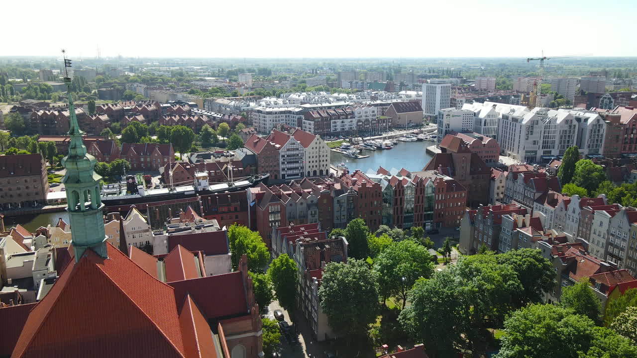 sts 교회의 끝 근처에서 회전하는 공중 드론