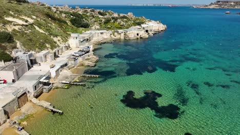 Vuele-Sobre-Los-Escarpados-Acantilados-Y-Los-Mares-Turquesas-De-La-Majestuosa-Bahía-De-Gnejna-En-Malta-En-Este-Impresionante-Metraje-Realizado-Con-Un-Dron.