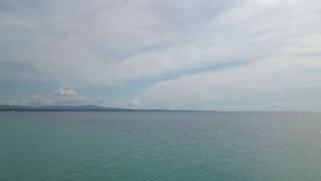 4k-De-Arriba-Moviéndose-Hacia-Atrás-Sobre-Un-Naufragio-En-La-Playa-Tropical-De-Epanomi,-Al-Norte-De-Grecia