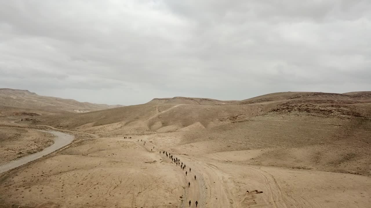 Ripresa con drone di centinaia di soldati israeliani che camminano durante un'operazione militare