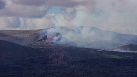 helicóptero que volaba alrededor del volcán que arrojaba después de la erupción, observando el área rocosa en islandia
