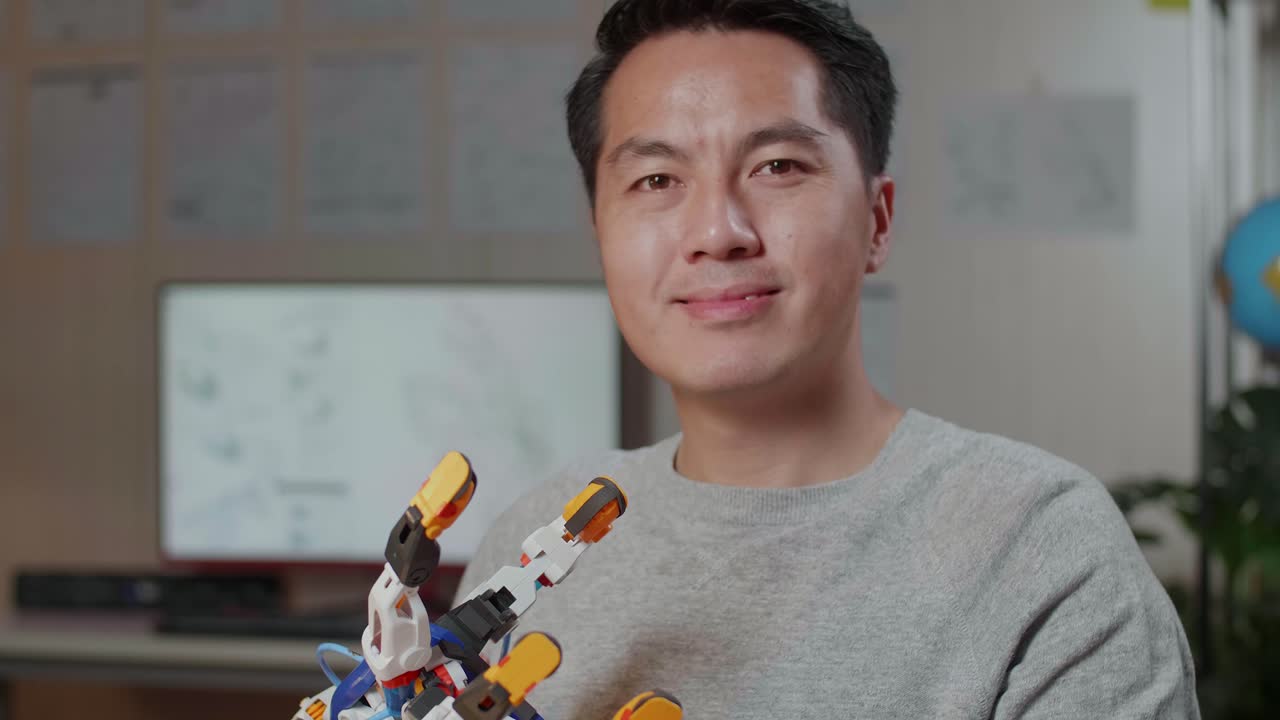 로 팔 모델을 가진 미소 짓는 엔지니어