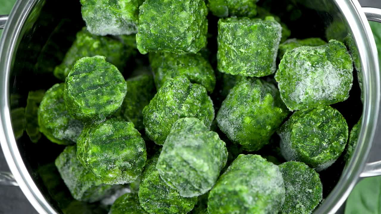 회전하는 판에 냉동 된 스파나치 큐브 (무 이 가능한)