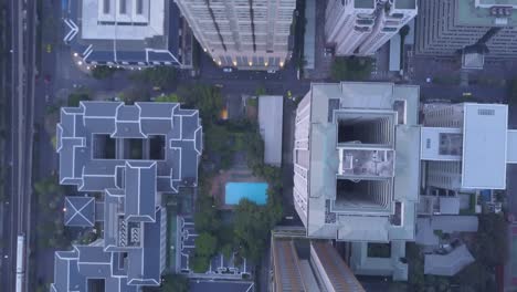 vista aérea de una intersección de la ciudad con edificios de gran altura