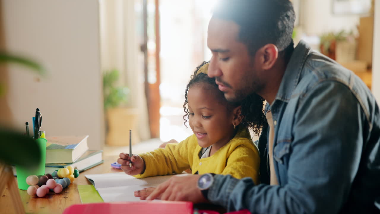 padre ayudando a su hija con los deberes