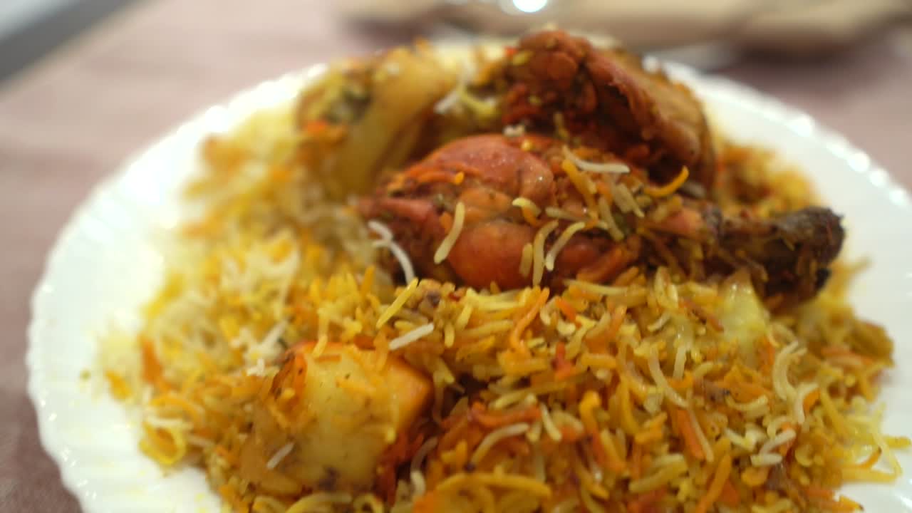 comida de postre india, arroz zarda servido con platos biryani, indios o paquistaníes