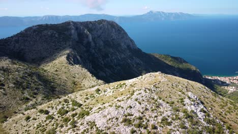 Panoramic-Aerial-View-Of-Mountains-Peaks-Down-Gradac-Town-In-Dalmatian-Coast,-Croatia