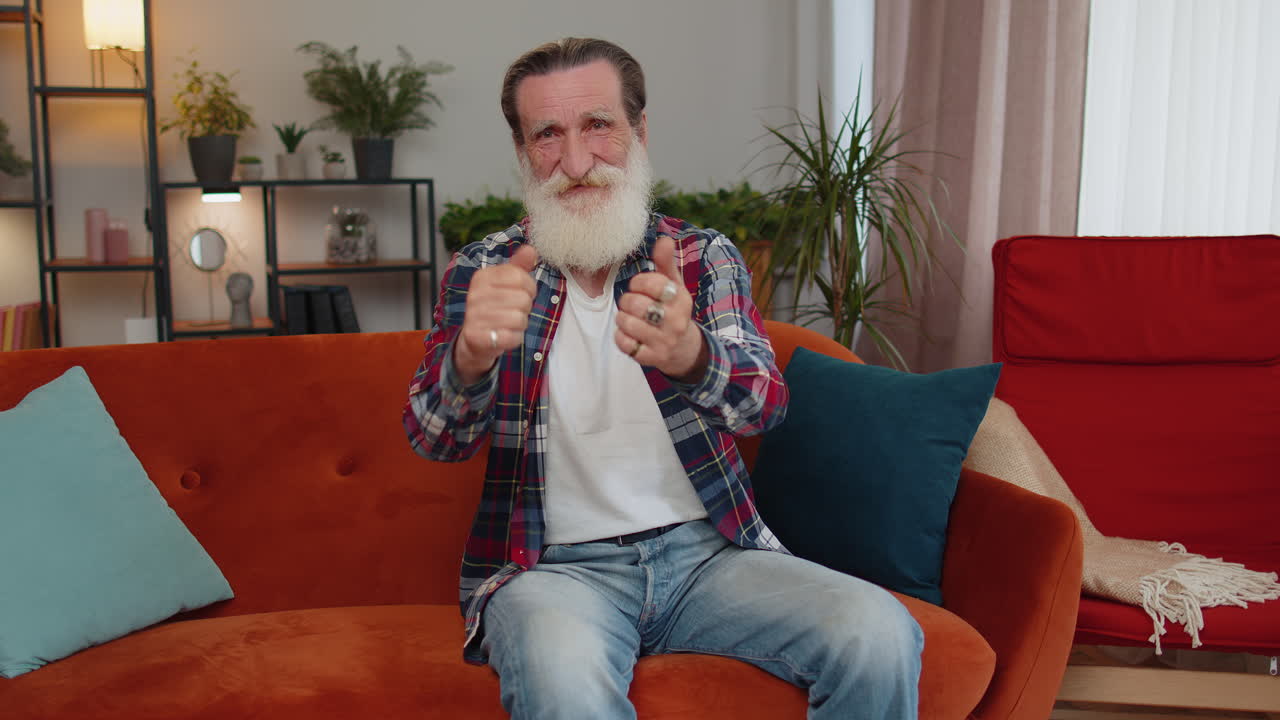 hombre mayor mostrando los pulgares hacia arriba, asintiendo en aprobación, éxito buenos resultados de trabajo satisfacción en casa