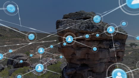 red de conexiones y animación de procesamiento de datos sobre un paisaje rocoso