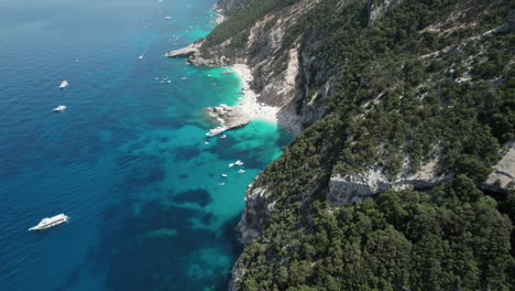 video aéreo de drones de playas paradisíacas azules en el mediterráneo, cerdeña, cala luna