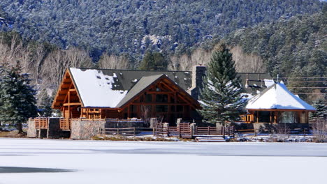 hielo congelado casa de lago de hoja perenne cinematográfico aéreo jugador de hockey dron patinador de hielo sueño fresco primera nieve congelamiento hielo invierno frío pájaro azul solitario mediodía centro del campo de golf círculo a la derecha zoom movimiento