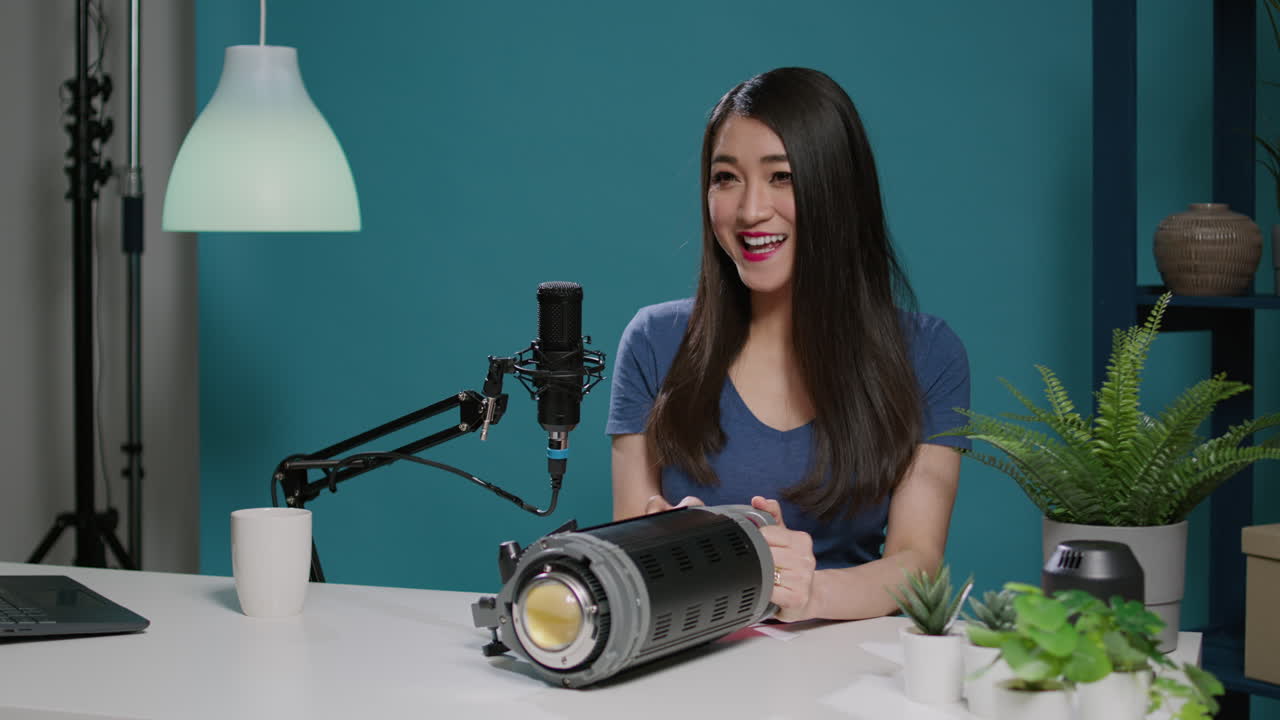 Vlogger donna che fa una leggera recensione davanti alla telecamera
