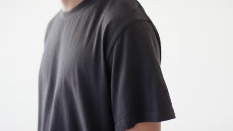 sección media de un hombre afroamericano vestido con una camiseta negra con espacio de copia en fondo blanco
