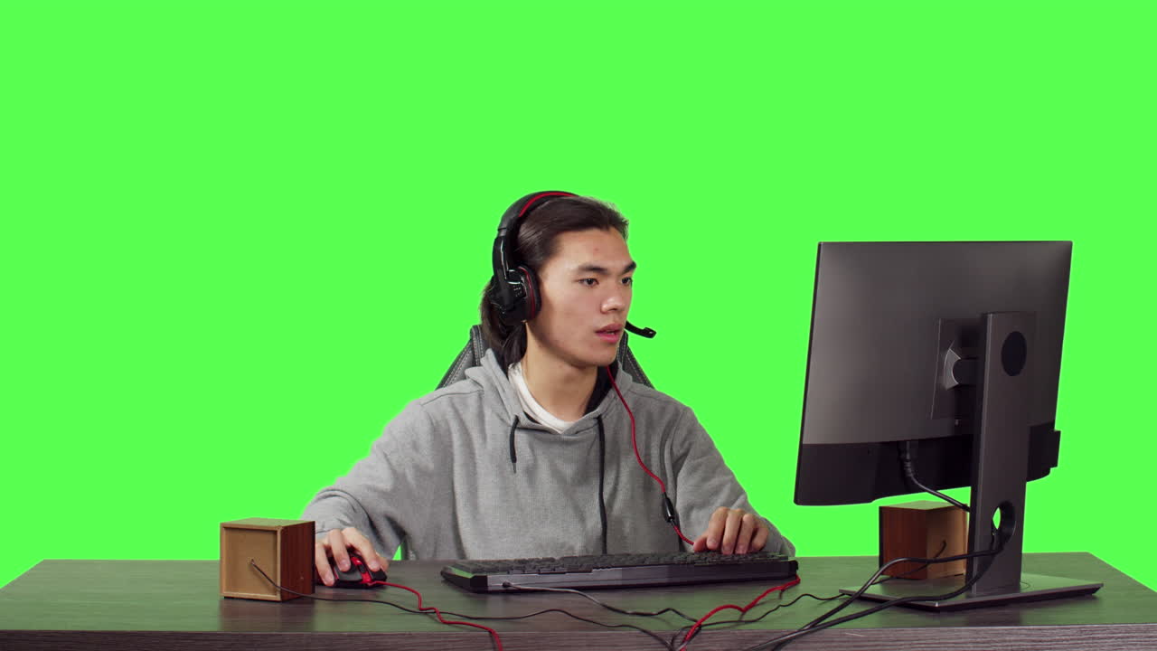 joven jugador sentado en el escritorio de la computadora