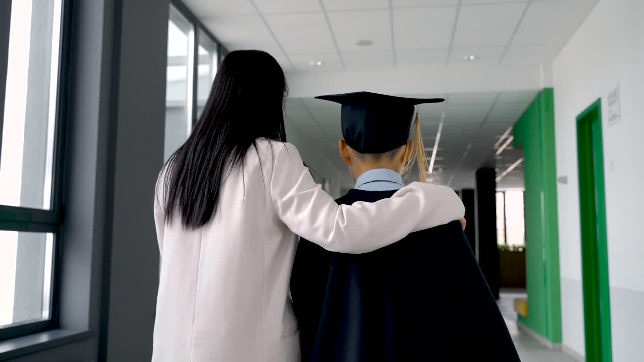 mamá abrazando y caminando con su hijo 3