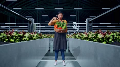 mujer inspeccionando verduras en un invernadero hidropónico moderno