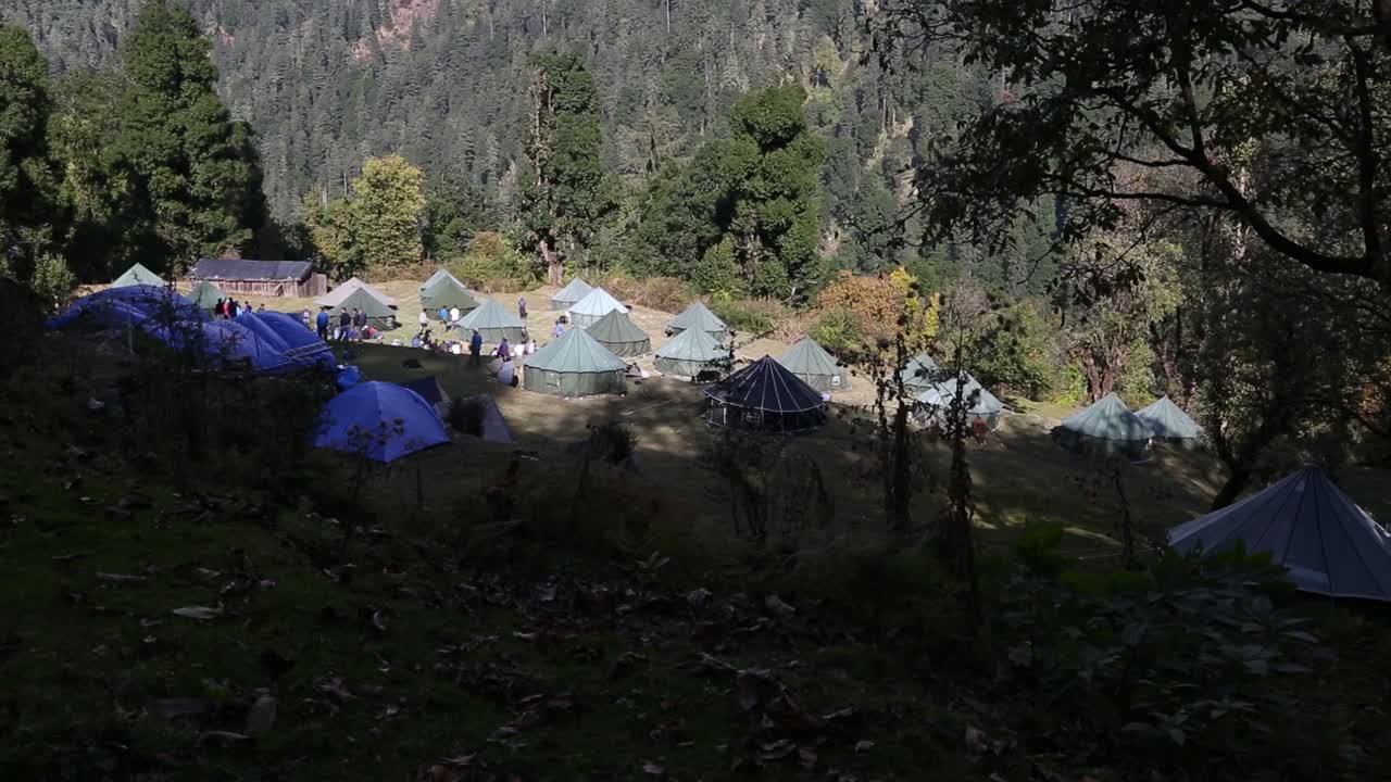 carpa montada en el himalaya tiendas de campaña montadas debajo del campamento avanzado para que los excursionistas pasen la noche para la preparación y relajación del día de la cumbre