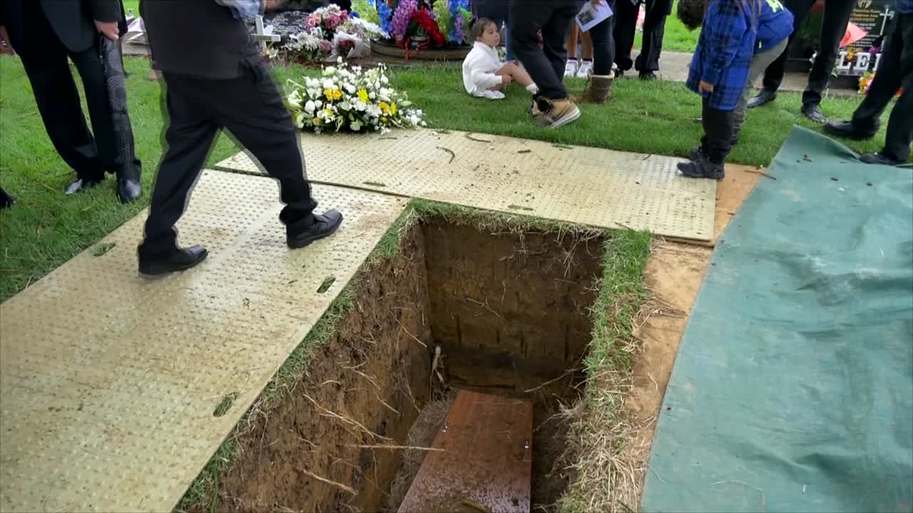 primer plano de un ataúd funerario o ataúd en un coche fúnebre o capilla o entierro en el cementerio