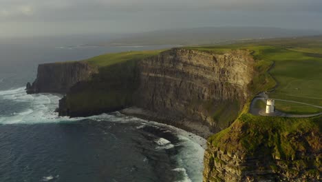 Espectacular-Panorámica-Aérea-Desde-El-Mar-Revela-Los-Acantilados-Detrás-De-La-Torre-De-O&#39;brien-En-Los-Acantilados-De-Moher