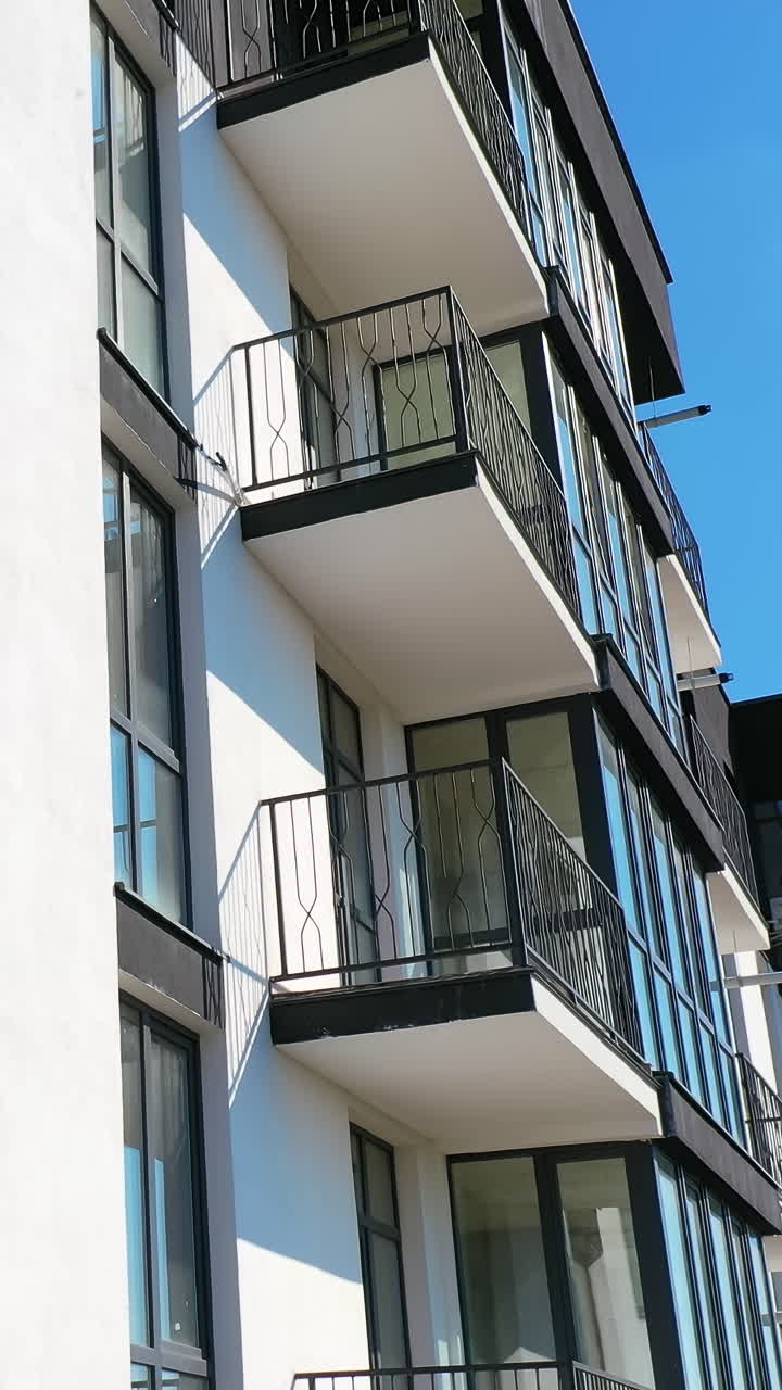 Moderne lejlighedsbygningsfacade med balkoner