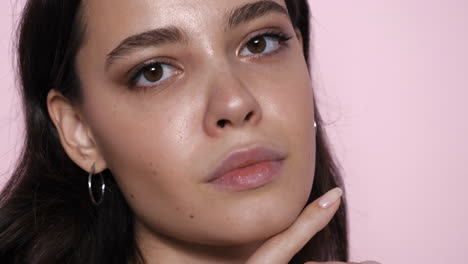 retrato de belleza de moda de una joven morena con maquillaje natural y elegante