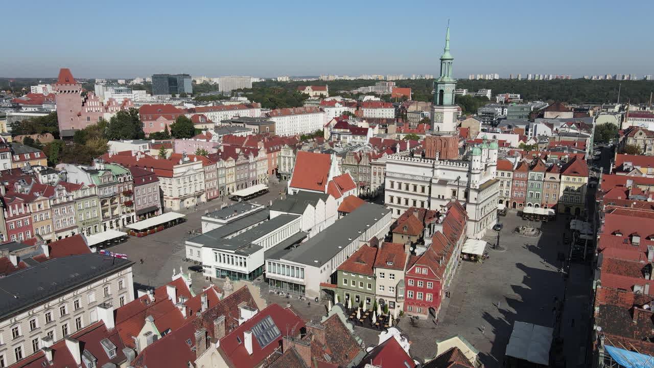 plaza stary rynek con casas coloridas y antiguo ayuntamiento en poznan, polonia