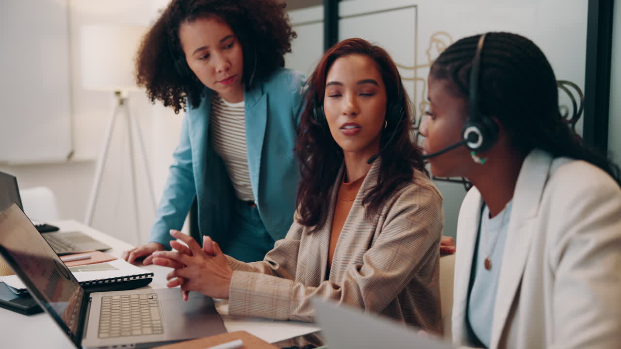 tres mujeres en una oficina de negocios colaboran y trabajan en un proyecto.