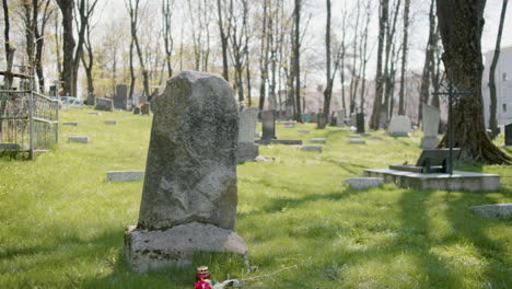 Zoomen-Sie-An-Einem-Sonnigen-Tag-Aus-Einem-Friedhof-Mit-Grabsteinen-In-Einem-Stadtgebiet