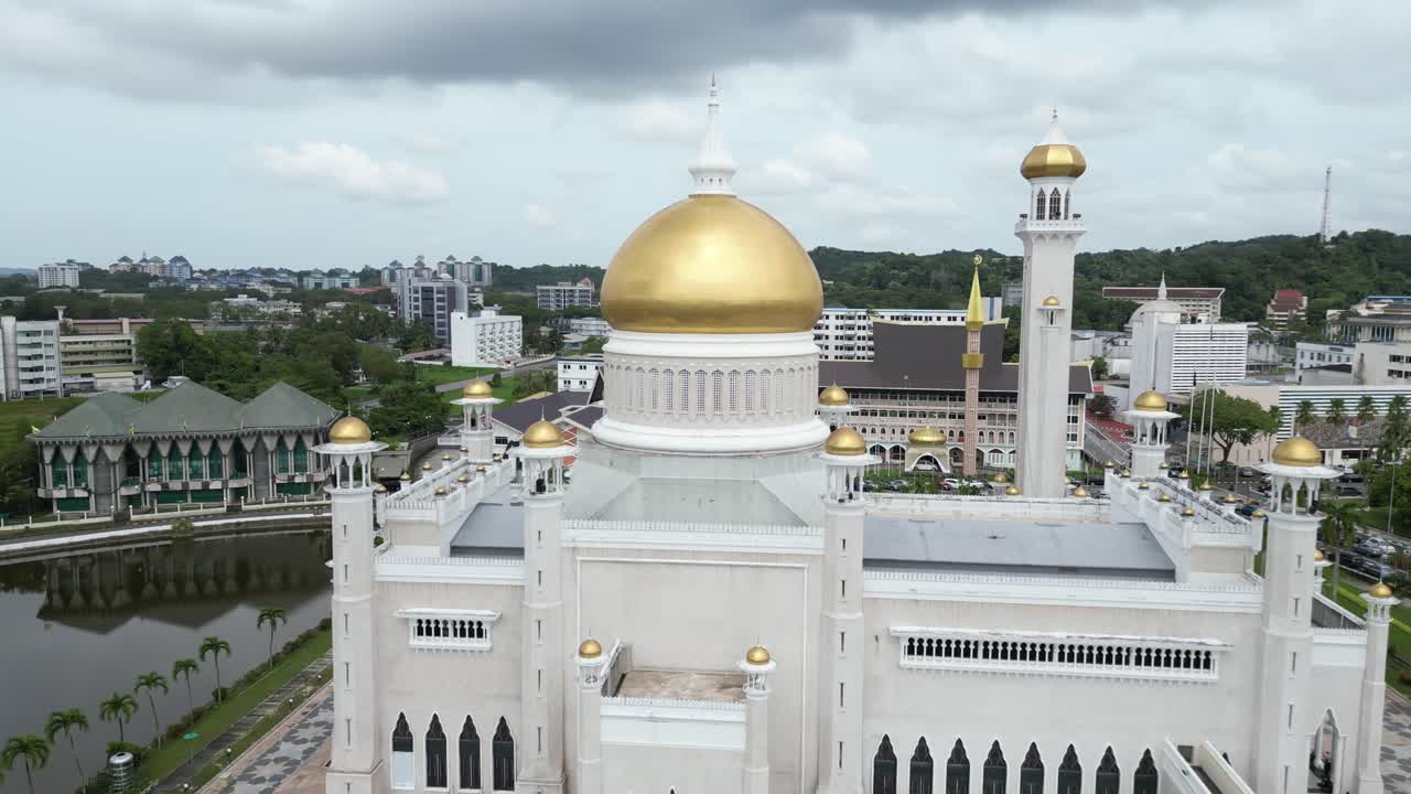 tomada aérea de un dron de la cúpula dorada y los minaretes de la mezquita del sultán omar ali saifuddien en bandar seri bagawan en brunei darussalam