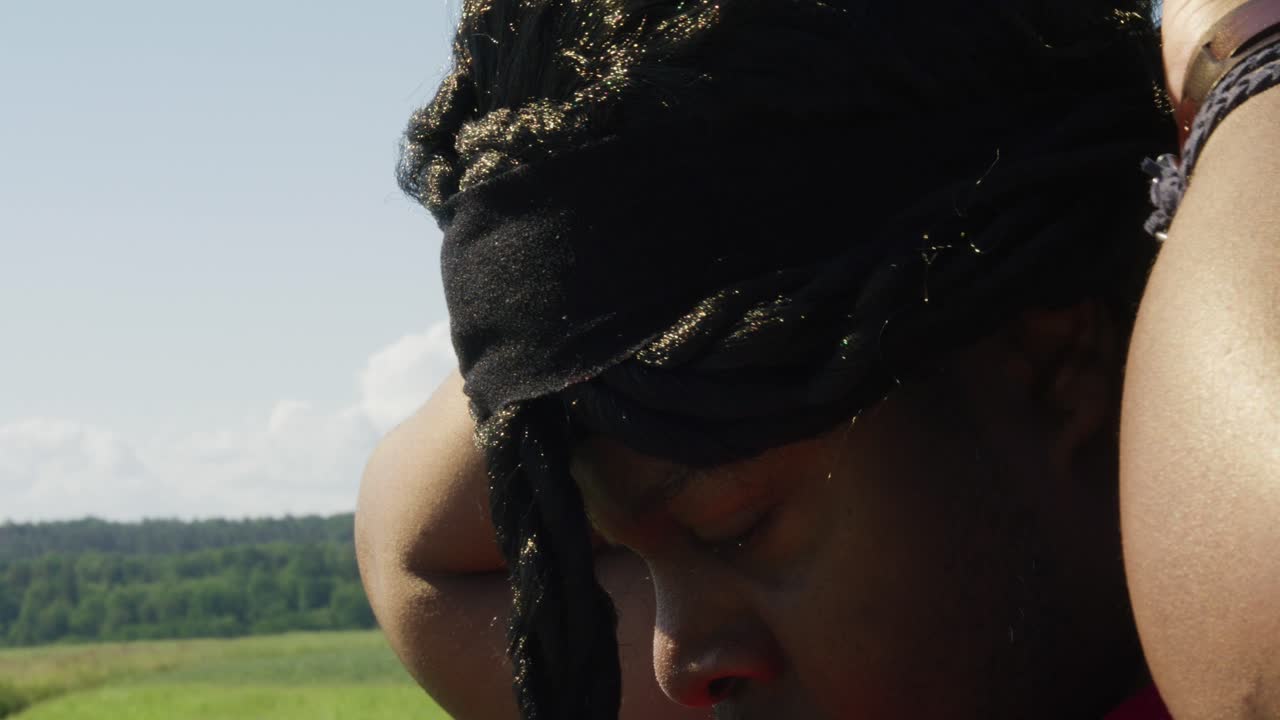 녹색 풍경을 둘러보며 머리를 묶는 삼손, 긴 두려움을 가진 성경적 인물, 이스라엘 전사와 판사, 구약의 흑인 남성, 기독교인