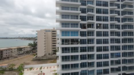 Vista-Exterior-De-Un-Edificio-De-Apartamentos-De-Gran-Altura-Con-Vistas-Al-Mar-En-Punta-Centinela,-Ecuador.