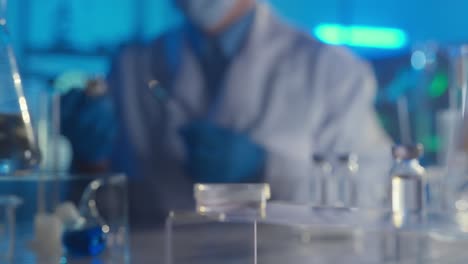 científico que prepara la inyección en un entorno de laboratorio