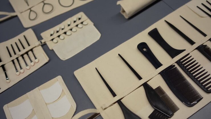 Strumenti e accessori per il trucco disposti con cura su un tavolo.