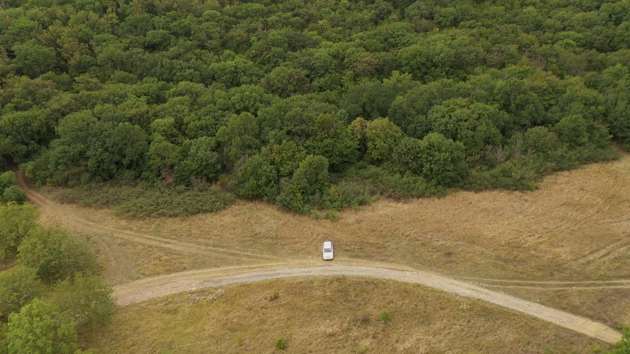 조지아 므츠헤타 근처의 낮 동안 산 숲 풍경에 위치한 흰색 차량