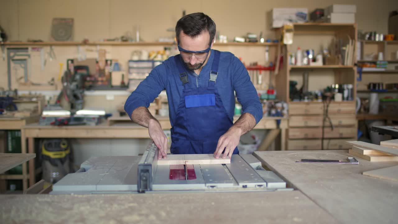 carpintero con sierra