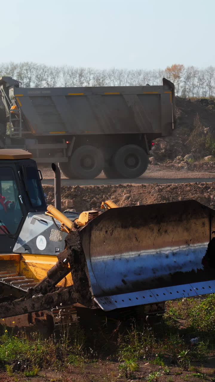 sitio de construcción con excavadora y camión de descarga