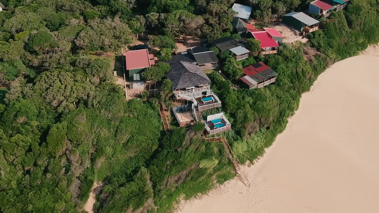 Những ngôi nhà nhỏ bên bờ biển