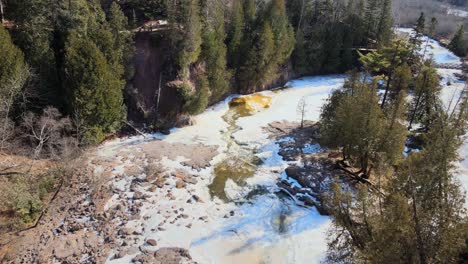 Fliegen-Sie-über-Den-Wald-Und-Den-Wasserfall-Im-Winterwetter-Von-Minnesota