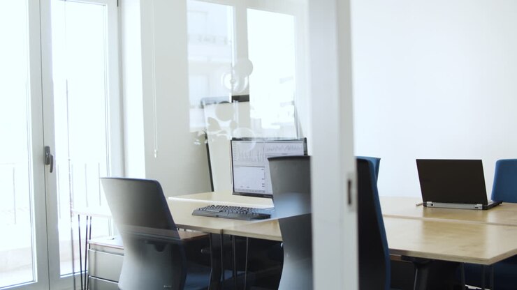 Ufficio con computer e senza persone