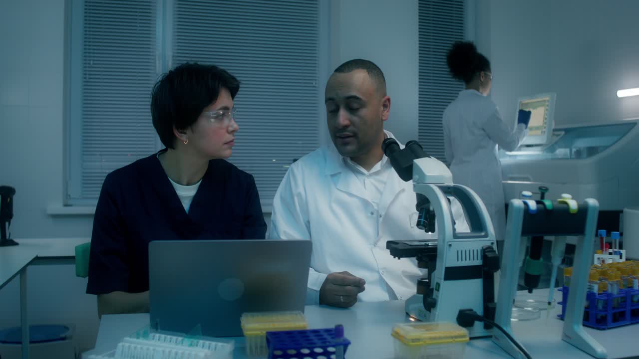 실험실에서 일하는 과학자들