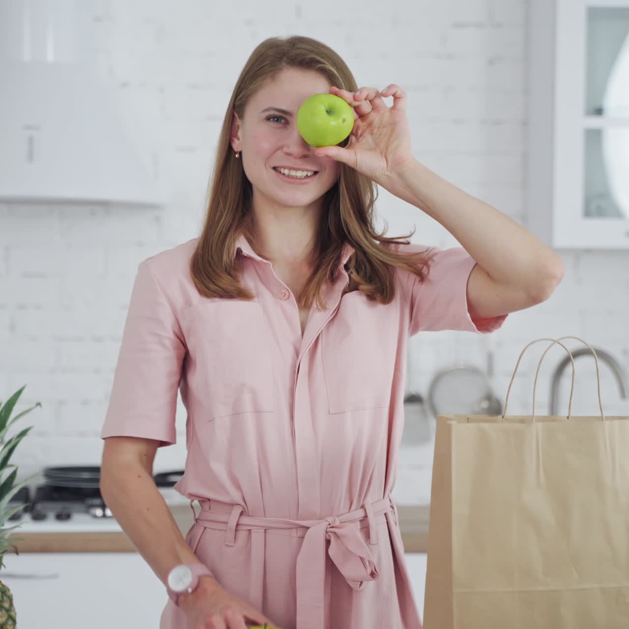 현대적 인 부 에 있는 여자