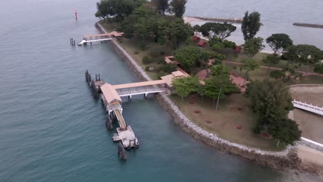 Muelle-Vacío-En-La-Isla-Kusu,-Isla-Tortuga-En-Singapur