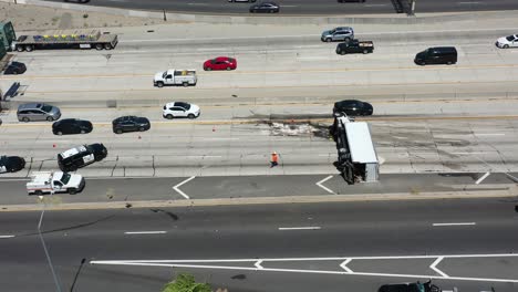 la autopista cerrada después del accidente.