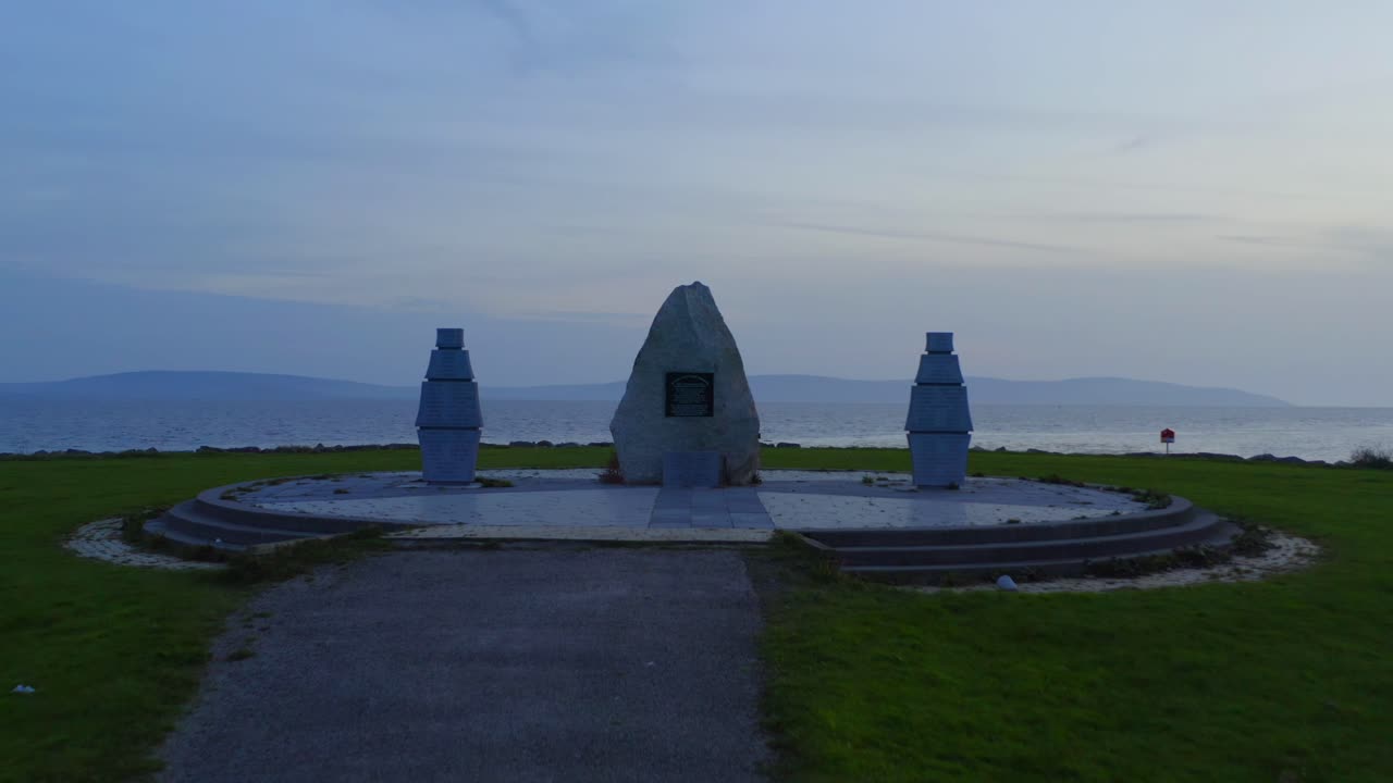 sacar una toma del parque conmemorativo de celia griffin - herencia irlandesa con el hermoso panorama de la bahía de galway
