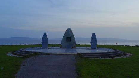 zeichnung von celia griffin memorial park - irisches erbe mit wunderschönem panorama der galway bay