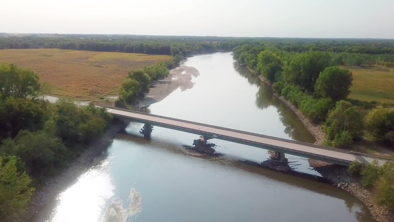 Vista aerea con drone che segue il fiume Iowa e il sentiero acquatico a Hills, Iowa