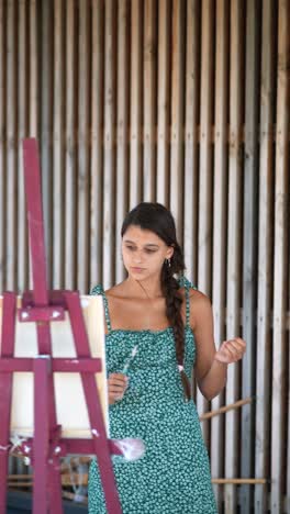 mujer pintando al aire libre