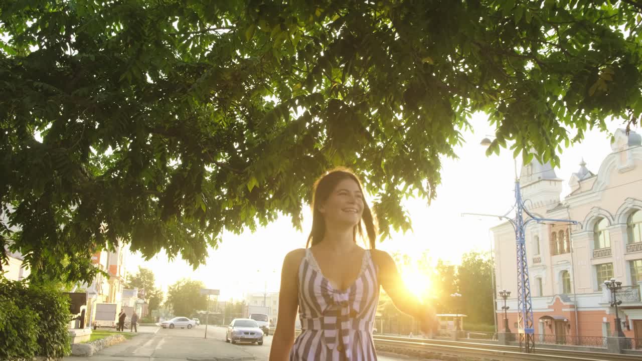 도시 거리에서 고 있는 여자